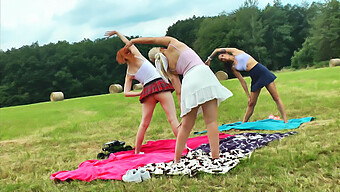 Garotas Em Forma Exibem Suas Bundas Apertadas Durante Yoga Ao Ar Livre E Ginástica Em Uniforme Escolar