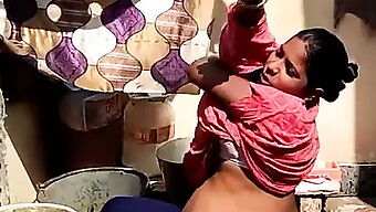 Chica Del Pueblo En La India Tomando Un Baño Afuera Mientras Está Embarazada