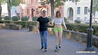 Hravý Mladý Pár Sa Divoko Šuká Na Skateboarde