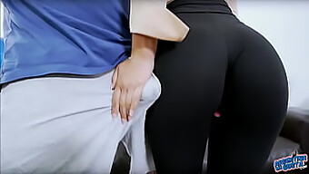 Explore O Apelo Das Leggings Pretas Em Adolescentes Latinas Com Fetiche Por Bundas E Pés Grandes