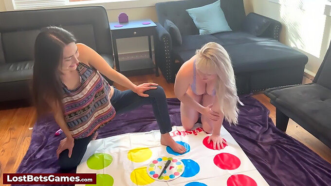 Lesben spielen nackt Twister und Sexspielzeug, nachdem sie ihre Wette verloren haben