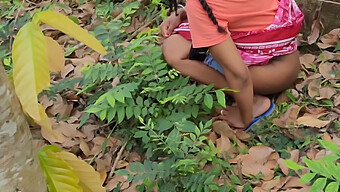 非洲少女在树林里湿润而狂野的冒险