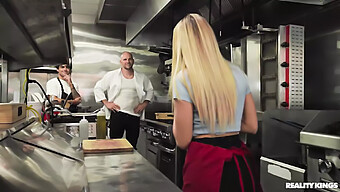 Encuentro Anal De Cocina Caliente De Khloe Kapri Con Una Pareja Bien Dotada