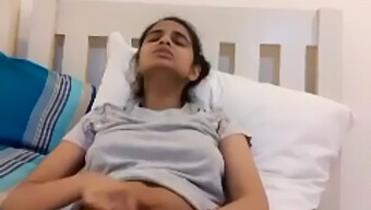 Desi Meisje Uit Sri Lanka Pronkt Met Haar Grote Borsten En Kutje In Deze Video