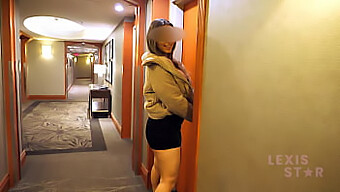 Lexis Star Menerima Dari Belakang Dan Titty Fuck Dari Kakitangan Hotel