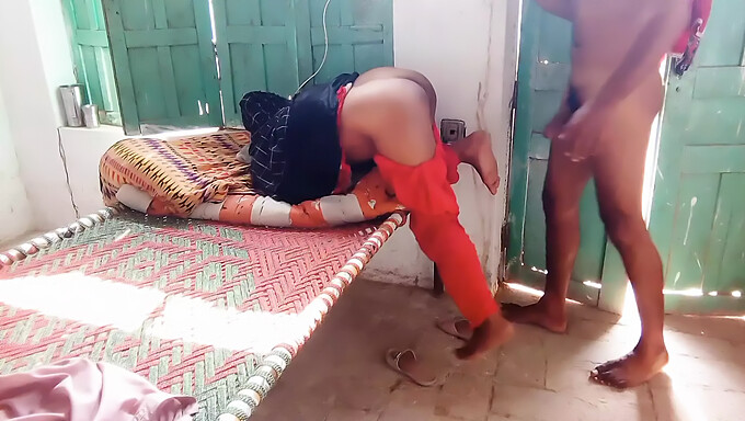 Encontro sexual intenso entre uma garota hindu e um garoto muçulmano, capturado e vazado para disseminação viral, incluindo penetração áspera na vagina e no ânus, e recebendo porra