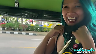 Eine Geile Thailändische Schönheit Verwöhnt Einen Gut Bestückten Weißen Hengst, Den Sie Gerade Getroffen Hat, Mit Oralem Und Vaginalem Vergnügen