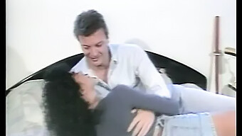 La Sensuale Scena Di Pompino E Ditalino Ispirata Agli Anni '80 Di Amanda Addams