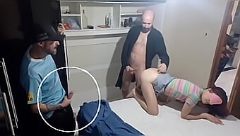 一个男人看着他的妻子在被蒙住眼睛时与另一个男人亲密接触,然后另一个男人躲在衣柜里