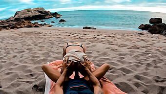 Casal Amador Europeu Desfruta De Sexo Na Praia Durante As Férias.