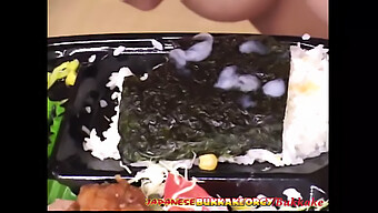 Adolescente Japonesa Disfruta Del Semen Y El Sushi En Una Orgía