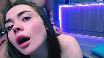 Iubita Amatoare Face O Handjob Și Primește Creampie