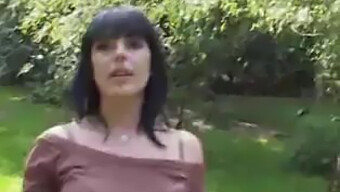 Femme brune s'engage dans une activité sexuelle pour un gain monétaire dans un cadre public