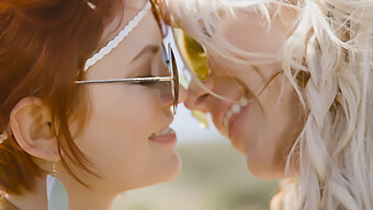 Twee Vrouwen Van Verschillende Stijlen Genieten Van Sensueel Plezier Met Een Goed Bedeelde Partner