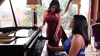 Lesbian Latina Besar Dengan Payudara Alami Terlibat Dalam Seks Anal