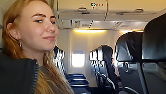 Handjob Di Un Aereo Passeggeri E Sesso Orale Con Amatoriali Dalle Grandi Tette