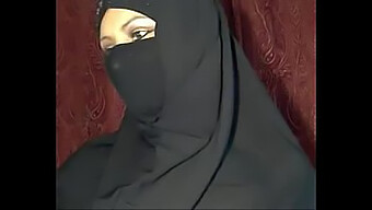 La chaude performance d'Haleema al-Beydoun, une beauté arabe de la webcam