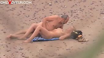 L'Homme Mature Shirley Harris Regarde Avec Voyeurisme Le Sexe Public D'Un Jeune Couple Sur La Plage