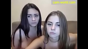 Meninas adolescentes russas compartilhando um beijo apaixonado - Cam-world.com