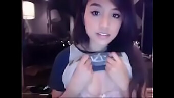 Increíble Asiática Con Grandes Tetas En La Webcam