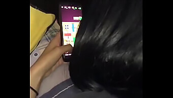 Uma Adolescente Mostra Sua Bunda Enquanto Brinca Com Parcheesi Em Seu Quarto.