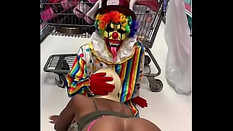 Sexe de groupe avec un gros cul: Clown se fait sucer la bite