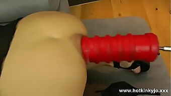 Intens anaal spel met een enorme dildo in 480p video