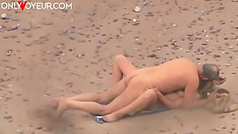 Couple Amateur Se Salit Sur La Plage