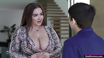 MILF-ul cu sânii mari primește sex de răzbunare de la un tânăr pe SexSinners.com