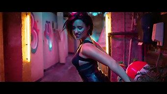 Il Video Estivo Più Hot Di Demi Lovato, Con Un Outfit Trasparente