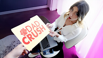 فتاة زوج الأم تستمتع بفوائد رغبتها المحرمة - معاينة لـ Dadcrush