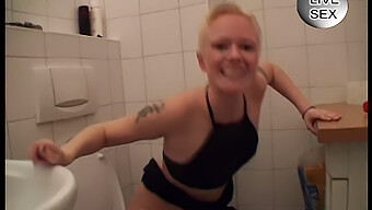 Blonde Lesben Unterhalten Sich Über Oralsex Und Arschficken