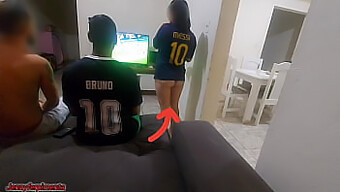 Um Trio Quente Se Desenrola Quando Uma Aposta Leva A Um Encontro Selvagem Com Um Garanhão Bem Dotado E Dupla Penetração