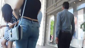 Ragazza Indiana In Jeans Viene Schiaffeggiata Sul Culo