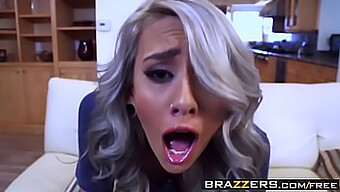 Janice Griffith Memberikan Footjob Dan Kenikmatan Anal Dalam Suasana Pejabat