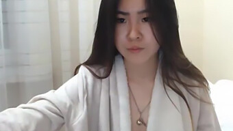 Amateur Korean Girl'S Squirting Performance Captured On Camera