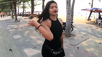 Teen Thaïlandaise Amateur Avec Un Gros Cul De Stars Dans Un Film Porno Maison Aux Côtés D'Un Touriste Bien Membré