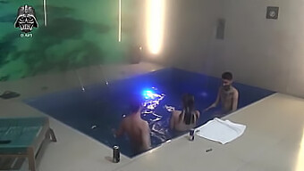 Plan À Trois Avec Des Rats De Gym Dans Une Piscine De Motel Avec Une Passionnée De Fitness Amateur À Gros Seins