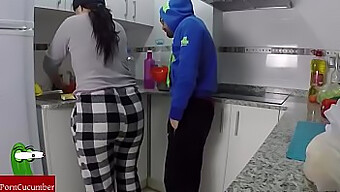 Casal Quente E Excitado Desfruta De Um Encontro Quente Na Cozinha