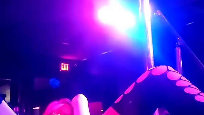 Stripper amateur en lencería roja se desnuda en el escenario en Las Vegas