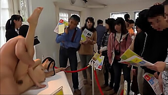 Teen Art Show Sa Mení Na Divokú Sexuálnu Párty S Japonskými Tínedžermi