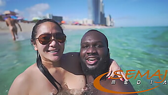 Si Cantik Asia Yang Petualang Telanjang Di Miami Beach