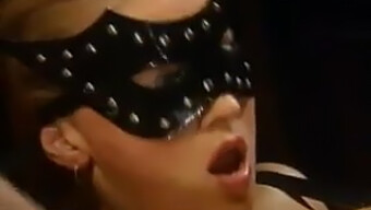 Luana Angels Sensuella Mask Och Anallek I En Retrovideo.