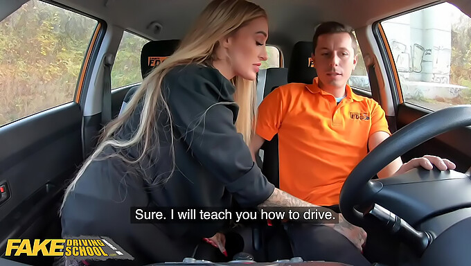 Smešno usposabljanje za globoko grlo z Daisy Lee v videu FakeDrivingSchool