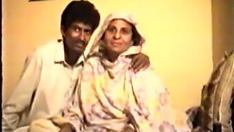 Video Vintage Casero De Una Pareja Pakistaní Con Encanto Retro