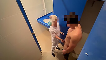 Während Sie Die Toilette Putzt, Stolpere Ich Über Einen Fitnessstudio-Reiniger Und Sie Hilft Mir, Durch Einen Blowjob Zum Höhepunkt Zu Kommen