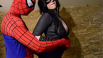 Busty Cosplay Catwoman giver Spiderman et handjob og tager ham ned