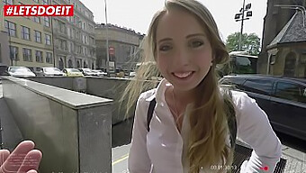 Video POV della giovane russa Anya Akulova che si gode un grosso cazzo durante la pausa dalla città