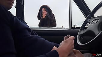 Una Impresionante Belleza Es Sorprendida En Una Mamada De Coche Por Un Desconocido En Un Estacionamiento Público