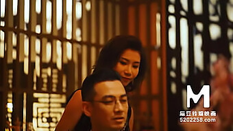 Pusat urut Asia: Rawatan sensual Zhou Ning dalam video HD